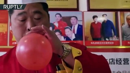 ¿Es posible cortar carne sobre un globo que está sobre una tabla con clavos?