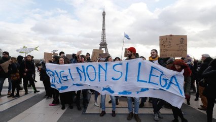 下载视频: Eiffel Tower Shuts Down Again As Nationwide Protests Continue