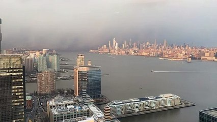 Regardez cette tempête de neige envelopper une ville en entier !