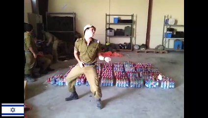 Compilation de soldats qui dansent dans tous les pays du monde !