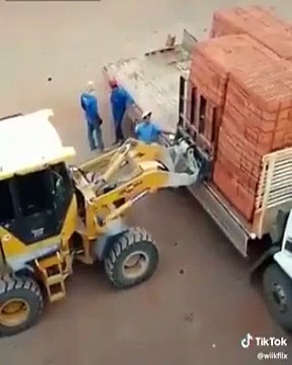 Très grosse bêtise de cet ouvrier qui décharge des briques
