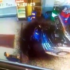 Ce garagiste rate une vidange... sale journée