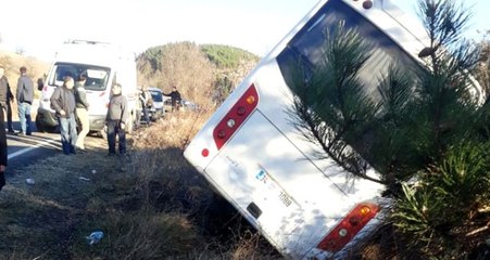 İnanılmaz kaza! Yolcu şoförün üzerine düşünce araç şarampole devrildi: 5 yaralı