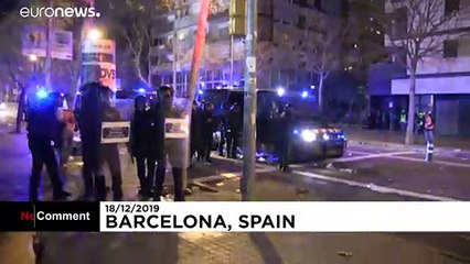 حاشیه بازی بارسلونا و رئال‌مادرید؛‌ درگیری پلیس و معترضان کاتالونیایی