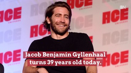 Jake Gyllenhaal Gets Older And Still Looks Good