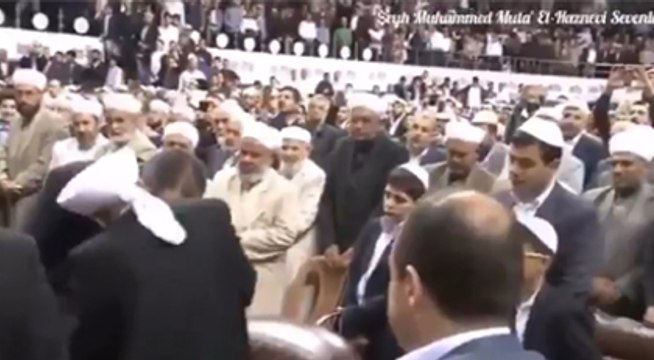 Bakın hangi bakan tarikat liderinin elini öpüyor