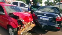 Colisão de trânsito envolve quatro veículos e deixa uma pessoa ferida no Bairro Cancelli