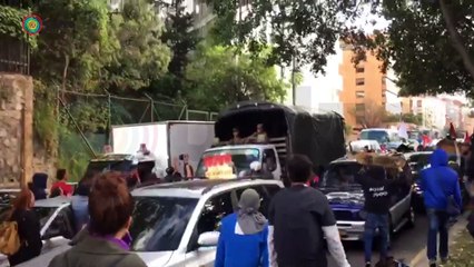 Manifestantes insultan a camión con soldados que se encontraron en la séptima