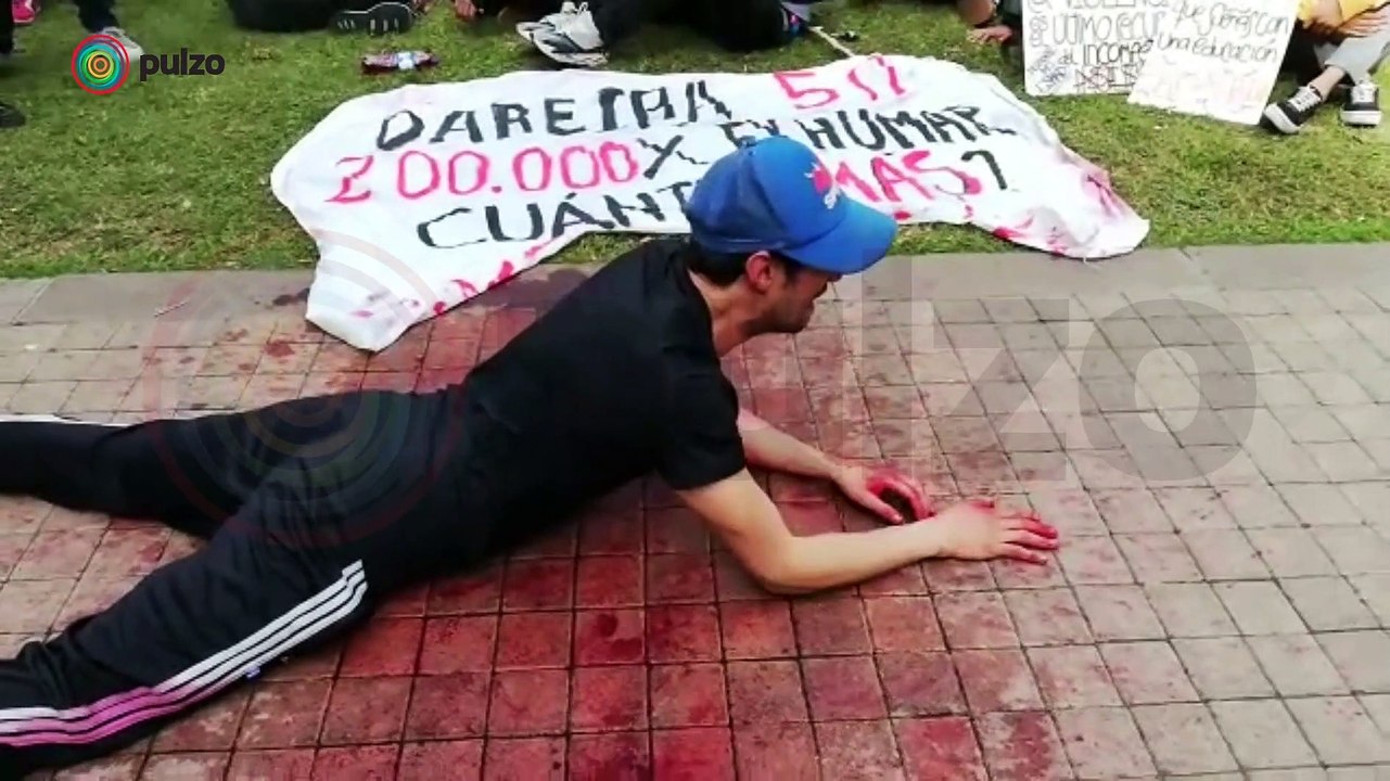 Un joven llora en medio de las marchas por los falsos positivos
