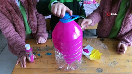 Kuşlar aç kalmasın diye pet şişelerden yemlik yaptılar