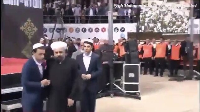 Adalet Bakanı'nın tarikat liderinin elini öptüğünü gösteren en net görüntüler