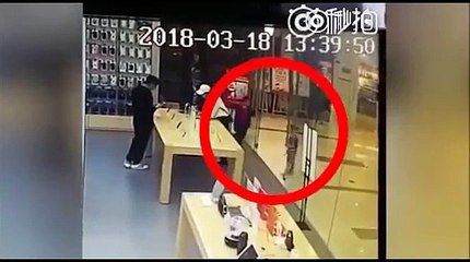La puerta de cristal de una tienda Apple se hace añicos en la cara de un niño