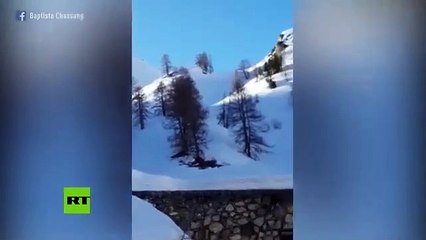 Brutal avalancha 'persigue' a la gente en los Alpes