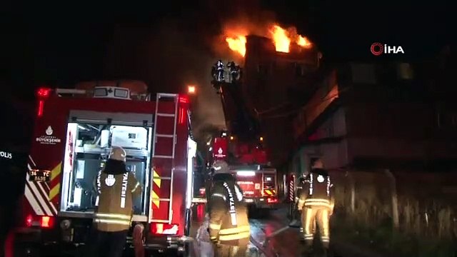 Beyoğlu'nda iki binanın en üst katları alev alev yanarak kül oldu
