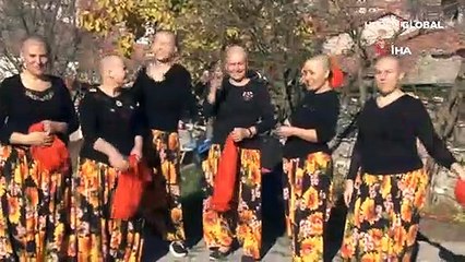 Köylü kadınlar, kanserle savaşan arkadaşlarına destek için saçlarını kazıttı