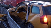 Hafif ticari araçla ticari taksi çarpıştı: 1 ölü, 2 yaralı