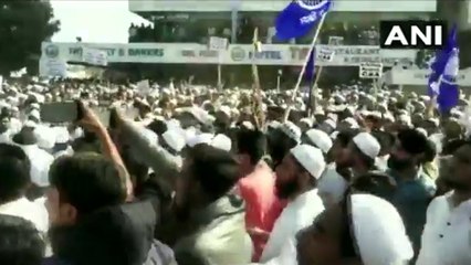 CAA Protest: गुजरात के बनासकांठा में भीड़ ने पुलिस की जीप को घेरा, सामने आया वीडियो