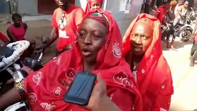 Deux mères de famille à bord d'une moto parmi les manifestants contre un 3e mandat d'Alpha Condé