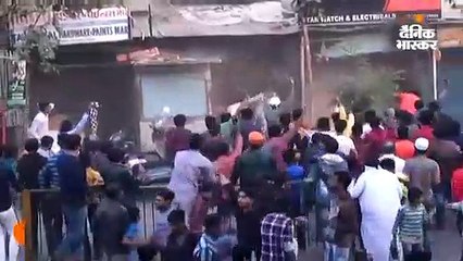 अहमदाबाद में पुलिसकर्मियों को घेरकर पत्थर बरसाए