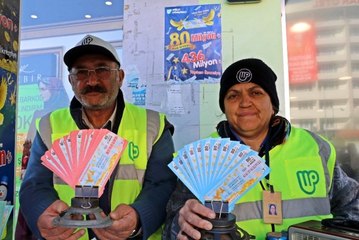 Vatandaşlar, iki yıl önce 61 milyon liranın isabet ettiği bileti satan bayiye akın ediyor