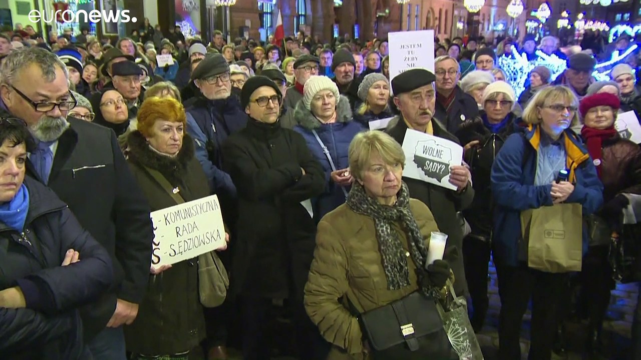 Le gouvernement polonais veut museler ses juges, manifestations à Varsovie