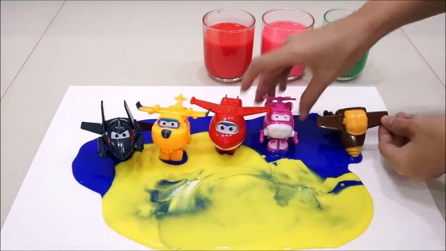 Super Wings Toys and Feet Paint Learn Colors For Kid طفلة تعلم الألوان مع الآيس كريم وفينجر باينت شاحنة الاصبع الأسرة الحضانة تعلم الالوان للاطفال احمر و اخضر الايس كريم الملون للاطفال