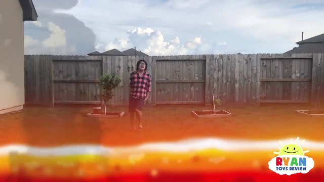 THE FLOOR IS LAVA CHALLENGE! Ryan ToysReview Family Fun Kids Pretend Playtime طفلة تعلم الألوان مع الآيس كريم وفينجر باينت شاحنة الاصبع الأسرة الحضانة تعلم الالوان للاطفال احمر و اخضر الايس كريم الملون للاطفال
