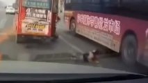 Un niño, a punto de ser arrollado tras caer de un autobús en marcha en China