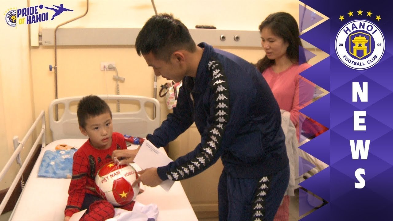Hùng Dũng và đại diện tập đoàn T&T trao quà cho bệnh nhân có hoàn cảnh khó khăn tại BV Việt Đức