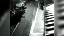 Furto: câmera flagra bandidos ‘carregando’ motocicleta no Montreal