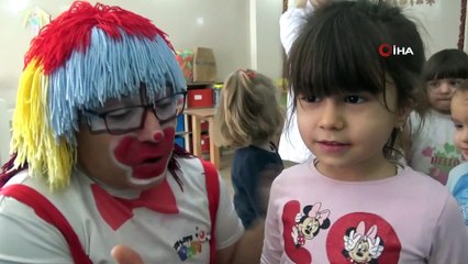 Çocuklar, palyaço ile sele zeytini yaptılar