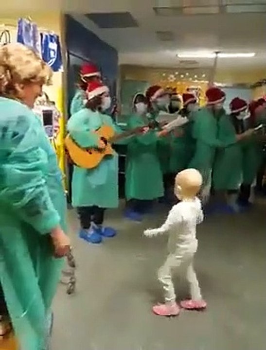 La joie d'un enfant hospitalisé quand il entend un chant de Noël