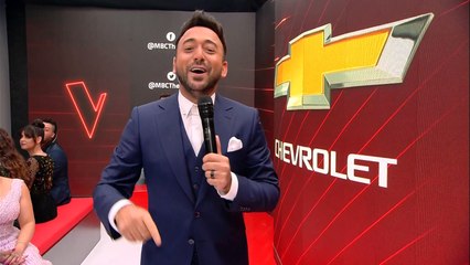 معجبٌ يتعرف على استوديو The Voice برفقة ميشال شلهوب