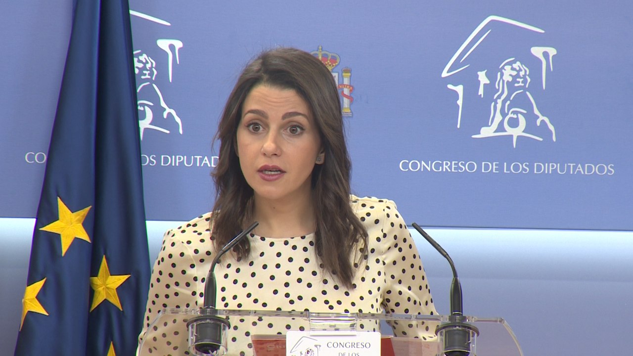 Cs: "Vemos con vergüenza cómo huidos de la justicia se pasean como si nada"