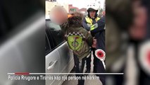 Report TV - Po bënte manovra me makinë në Tiranë, kapet tepelenasi në kërkim për vjedhje