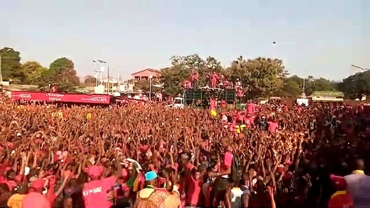 Ils entonnent l'hymne national à l'esplanade du stade du 28 septembre