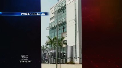 Último informe sobre la mujer que quiso lanzarse desde una ventana de un hospital al sur de Quito