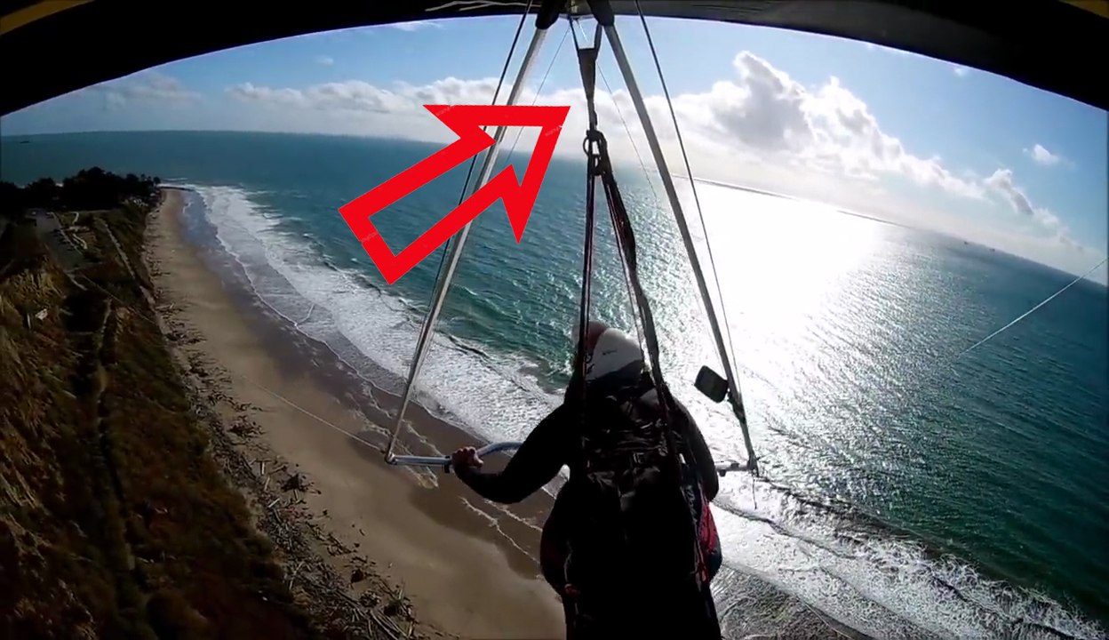 Le harnais d'un homme se détache pendant un vol en deltaplane