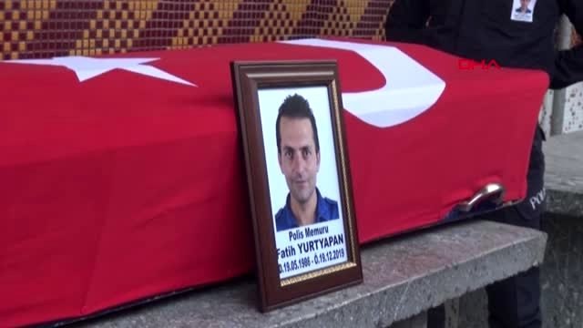 İzmir kız arkadaşı tarafından öldürülen polis memuru toprağa verildi