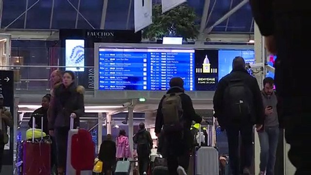 La huelga de transportes deja a muchos franceses sin trenes para Navidad