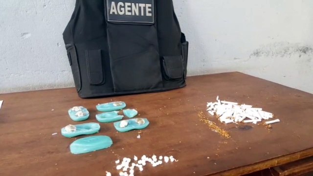 Jovem é presa ao tentar entrar com drogas em cadeia de Cascavel