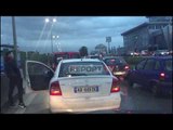 'Vuçiç dhe shiu' bllokojnë autostradën Tiranë-Durrës, qytetarët zbresin nga makinat!