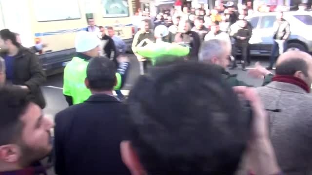 Dolmuş şoförlerinden yol kapatma eylemi