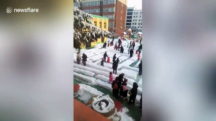 Kindergarten teachers build snow maze for children in China