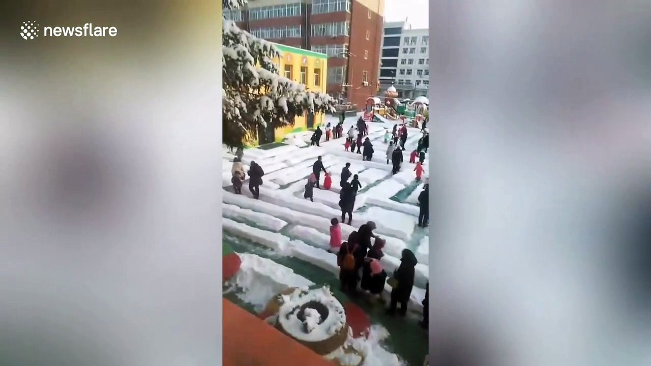 Kindergarten teachers build snow maze for children in China