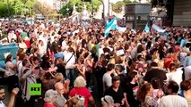 Miles de Argentinos protestan contra la ley de emergencia económica del nuevo gobierno
