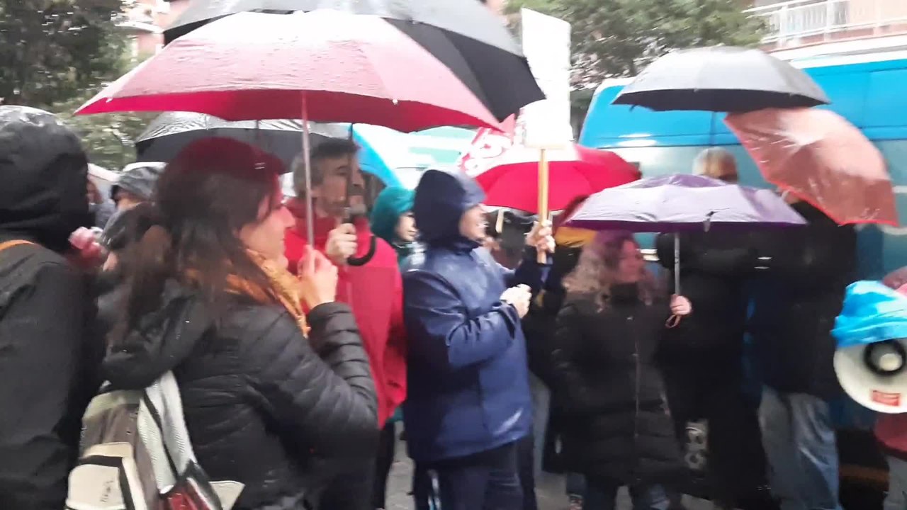 Trabajadores de Samur Social se concentran para exigir el cumplimiento del pliego de condiciones