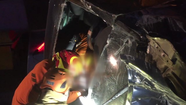 고속도로 요금소 시설물 들이받고 승합차 전도...운전자 부상 / YTN