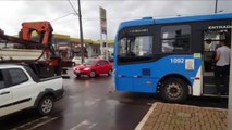 Ônibus e carro batem na Avenida Brasil, no Bairro Pacaembu