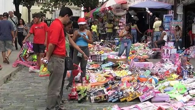 Luces, selfis y arbolitos de pino en una Caracas reanimada por la Navidad